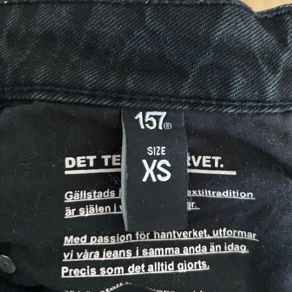 Svarta mom jeans ifrån Lager157, modell Cone. Använda, men i bra skick. Storlek XS.. Jeans & Byxor.