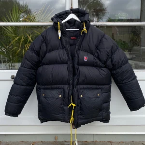 Fjällräven Expedition Down Vinterjacka Svart - Hej, säljer en Fjällräven Expedition Down vinterjacka i svart färg. Storlek XL. Rejäl, bekväm & varm, den perfekta vinterjackan. Nypris 9000kr. Avhämtning prioriteras. Använd men i bra skick utan skador/defekter. Pris kan diskuteras. Hörs i DM! 