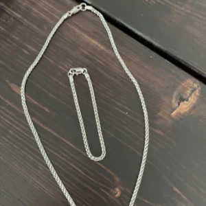 Smycken  - Två halsband ett armband o en ring