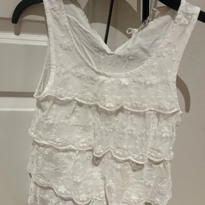 Blus/topp - Fin tröja med volanger 💗nyskick använd få gånger