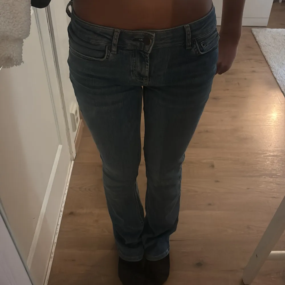 Säljer ett par snygga blå jeans med låg midja från zara! 💕. Jeans & Byxor.