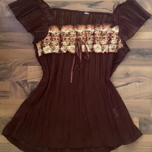 vintage top  - pris kan diskuteras 💞 super gullig topp!!  står inget märke på eller storlek men köpte från humana. inga defekter