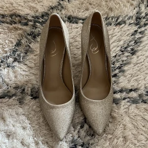 Klackar köpta på NK - Säljer dessa underbara klackar som endast är använda en gång på fest. I strl 39. Köpta för 1999kr, säljer för 599kr💕