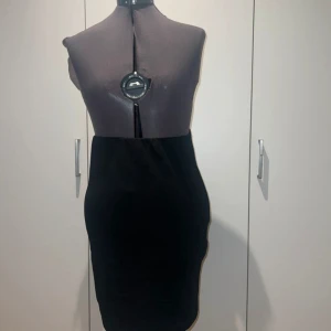 Kjol svart  - Från ginatricot strl L passar även M 