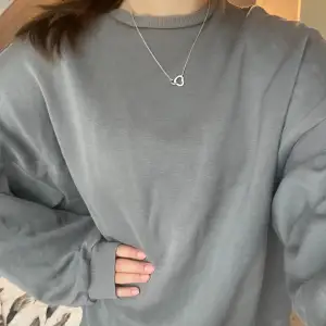 Supersmysig grå sweatshirt! Superskön med oversized passform i mycket bra skick💞  Den är M men är mycket stor i storleken (oversized)☀️