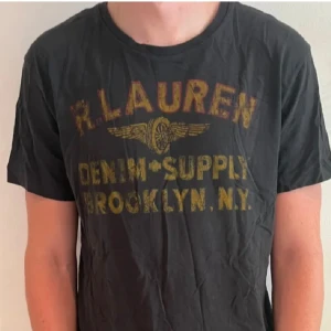 Ralph Lauren T-shirt - En fet T-shirt från Ralph Lauren som inte används längre | Den är i bra skick och slitningarna är design | Skriv om du funderar på minsta lilla!😁