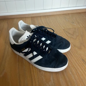 Adidas Gazelle sneakers - De perfekta skorna till hösten!   Adidas Gazelle  Mörkblå mocka  Sparsamt använda utan större tecken på användning   Låda finns