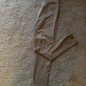 Träningstights  - Träningstights från aimn i färgen beige🤍🤎 använda fåtal gånger 