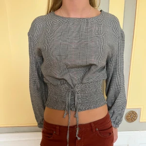 Tröja 💘 - Så snygg rutig tröja med en korsettliknande del!! 💕 perfekt för hösten❤️‍🔥 säljs pga används inte tillräckligt🧡