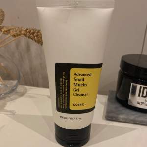 Advanced snail mucin gel cleanser från COSRX. 150 ml. Använt ca 6-8 gånger. Produkten är dryg, man behöver väldigt lite då den skummar upp mycket. Sista bilden visar ungefär hur mycket som finns kvar