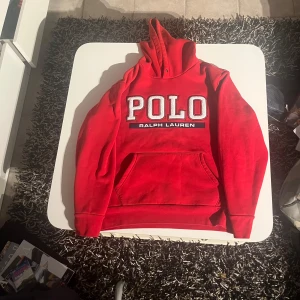 Ralph lauren hoodie - Röd hoodie från Ralph lauren. Sparsamt använd med skönt varmt material nu till hösten/vintern!