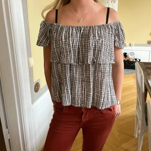 Topp💞 - Så så söt topp!! Perfekt till mysiga middagar❣️❣️Den är M men passar perfekt på mig som är S/XS💕