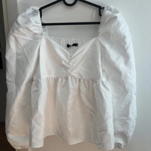 Finaste blusen - Så fin blus som är helt oanvänd, köpte den men tycker att den är för stor på mig. Hör av er för fler bilder🩷