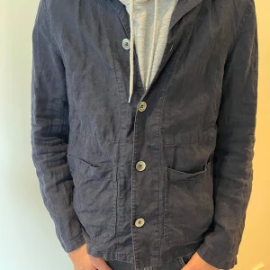 Oscar Jacobson Overshirt  - Säljen en Oscar Jacobson Overshirt | Storlek S | Finns en deffekt se bild 3 | Skick 9/10 | Pris 899kr | Nypris 1999kr | Modellen på bilden är 180cm 62kg | Hör av dig vid minsta fundering 🙌😀