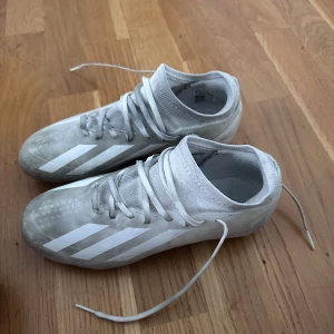 fotbollskor, crazy fast - Ett par crazy fast. Andvänt 5 gånger också. Väldigt bra! Säljer dessa fotbollskor för de är för stora. köptes samtidigt som puma skorna. Köptes för 1220