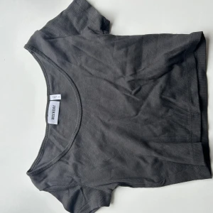 Mörk grå T-shirt  - Mörkgrå T-shirt från weekday, knappt använd, storlek s