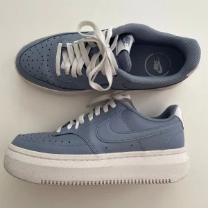 Nike Air Force i blått och vitt - Nike Court Vision Alta Ashen Slate W, duvblå. Använda 2ggr. 