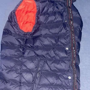 Gant Väst - Inte så mycket använd, säljs pga att den är för liten. 