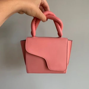 ATP Atelier handväska - Supersöt handväska i modell Montalbano, färg: Candy Pink. Den är använd och har därför lite slitningar då lädret är väldigt skört, men fortfarande superfint skick. 100% Nappa läder. Nypris: 4300kr. Skriv för fler bilder💕