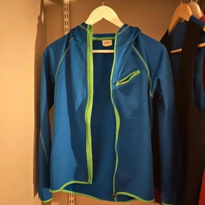 Träningströja från HM - Skön och smidig träningströja från HM. Storlek 164cm!