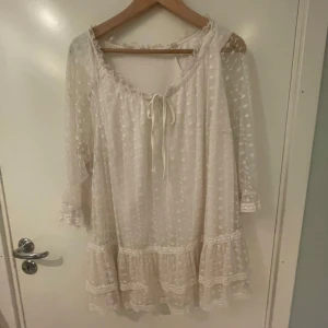 vit blus/klänning - jätte söt vit klänning/blus, funkar bättre som blus om due över 158cm men om du är under så passar det bra som båda, endast använd 1 gång på en skolavslutning, köpte på plick för 200kr, pris kan diskuteras, vet ej vilket märke🩷🩷