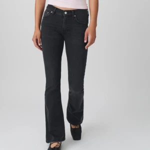 Lågmidjade jeans - Supersnygga jeans från Gina Tricot! Superbra skick. Säljer eftersom de är får långa för mig i benen! Storlek 40 men passar mig som har 38 i jeans💓Nypris 500