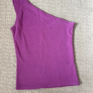 Stories - Jätte snygg one shouldetr top 💗