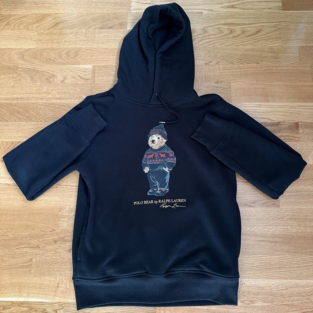 I ett 10/10 skick, passar perfekt inför vintern. Slutsåld överallt , ny pris låg på 1800kr   Kontakta om intresserad ! . Hoodies.