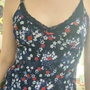 Vintage klänning  - Söt sommarklänning. Fick den av min moster från hennes gamla kläder hon hade när hon var yngre. Jag är 156cm och brukar bära S, klänningen går lite över knäna ungefär. Skriv för fler bilder  eller mått🥰