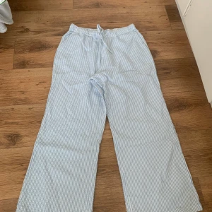 Pyjamas byxor  - Säljer ett par helt nya och super snygga pyjamas byxor från Lindex i storlek S! 100% bomull. Fick dom i present men var för stora och hann aldrig lämna tillbaka dom💕