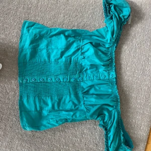 Topp - En jätte fin turqouise top.  jätte fin på sommaren men även till i höst. 💗 vet inte vad märket är då den är secondhand 