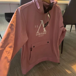 Slade Couture - En skit snygg skidjacka från märket slade! Den är helt oanvänd och har prislappen kvar😊Jackan är i storlek 170!