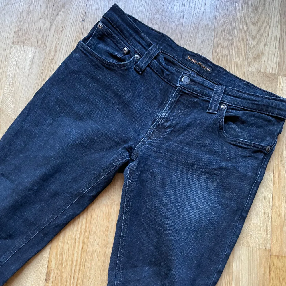 Nudie grim tim i storleken 31/34 i bra skick. Modellen är 184cm och väger 68kg. Jeans & Byxor.