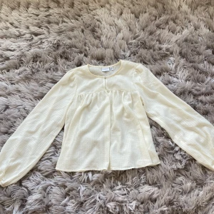 Vit blus  - Jättefin blus från vila💞Lite vit beige i färgen