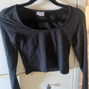 Topp  - En tröja från H&M , använd några gånger , i storlek XS. Färgen svart, öppen vid armarna också. 