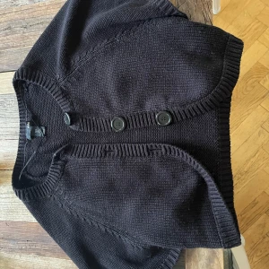 Svart bolero - Stickad svart bolero från h&m!! 