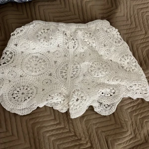 Shorts i spetts - Shorts i spetts köpt i Spanien men aldrig använt💕 