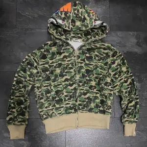 Fin Bape zip Hoodie i storlek M men passar som S .  Skick 7/10 Tar byten .