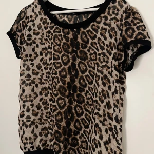 Leopard topp 💕 - Leopard t shirt som är lite mot det genomskinliga hållet men man ser inte igenom  storleken är S pris kan diskuteras 