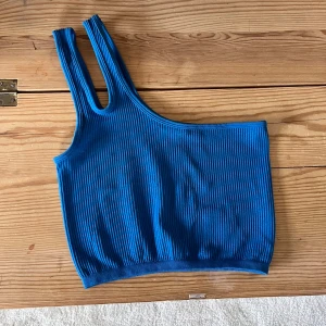 Oneshoulder top - Ribbad blå oneshoulder top från zara. Bra skick. Storlek XS-S. 