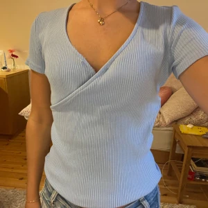 Stickad v-ringad topp - Supersöt  v-ringad stickad topp i en sååå fin ljusblå färg! Superbekväm och mjuk!💕🤗