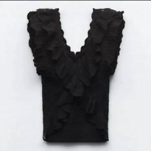 Svart volang topp - Jättebra skick, är som en ny!  Den är normal i storlek men är lite stor på mig! 