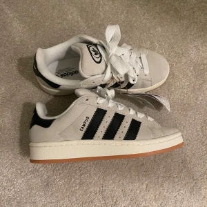 Adidas campus 00s - Säljer mina helt oanvända campus 00s. Man får även med svarta skosnören.