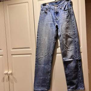 Säljer ett par Levis jeans 501 Har en liten slitning i grenen men är inte dirket synlig Är i fint skick Storlek 24x32 Nu pris 1200kr Pris kan diskuteras 