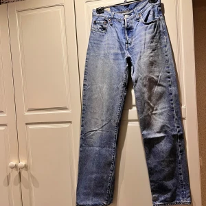 Levis jeans 501 - Säljer ett par Levis jeans 501 Har en liten slitning i grenen men är inte dirket synlig Är i fint skick Storlek 24x32 Nu pris 1200kr Pris kan diskuteras 