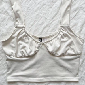 Linne - Jätte gulligt linne ifrån H&M. Använd fåtal gånger eftersom den är för liten för mig i bysten. Finns några trådar som släppt ifrån den (se bild 3)  Pris går att diskutera!