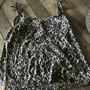 Leopard linne - Säljer ett leopard linne som jag köpte second hand men ångra mig.