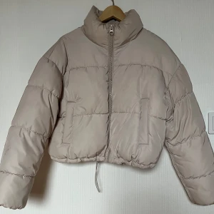 Vinterjacka - Härlig vinterjacka från h&m! använd en vinter. Sminkfläck vid kragen (se bild 3). 