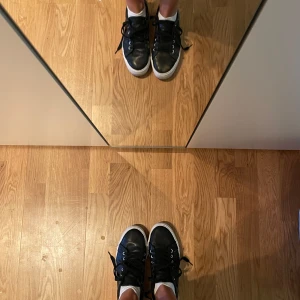 Svarta skor  - Säljer dessa skor för att dom inte kmr till användning. 