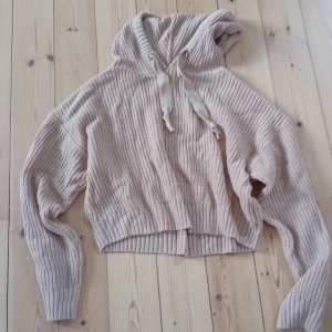 Stickad/virkad hoodie - Säljer denna virkade eller stickade hoodie, bra skick, använd fåtal gånger.